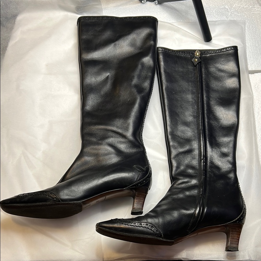 LOUIS VUITTON Elegant Black Leather Knee-High Boots